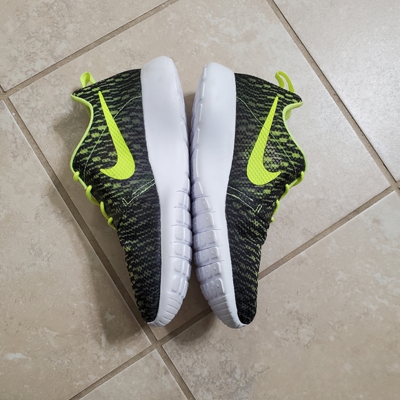 Nike Black and Volt Rosherun Flight Weight Shoes - Picture 9 of 10